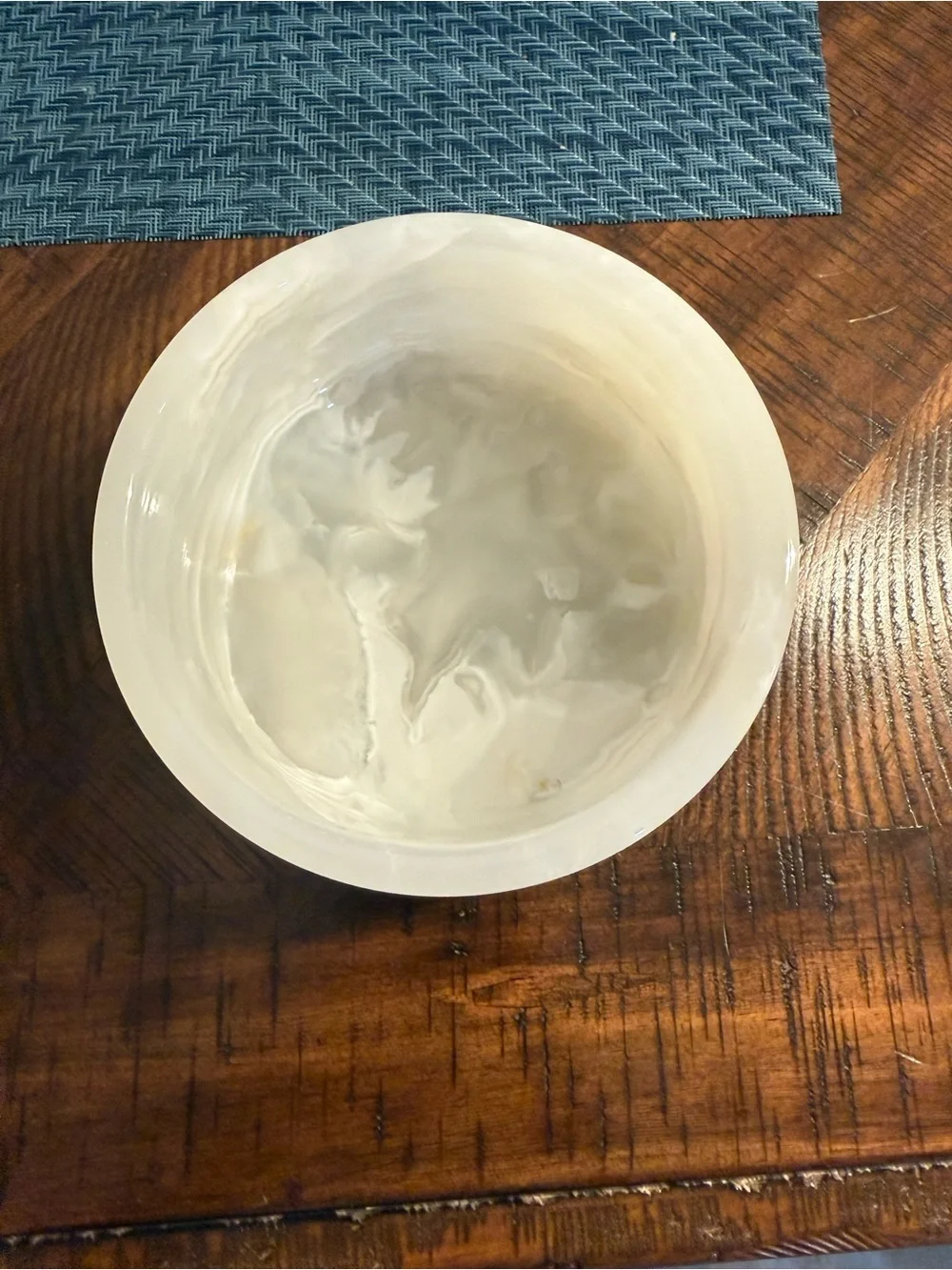 Agate-Pattern onyx Pet Water Bowl in Cream/White 3 in tall 5.5 in diameter